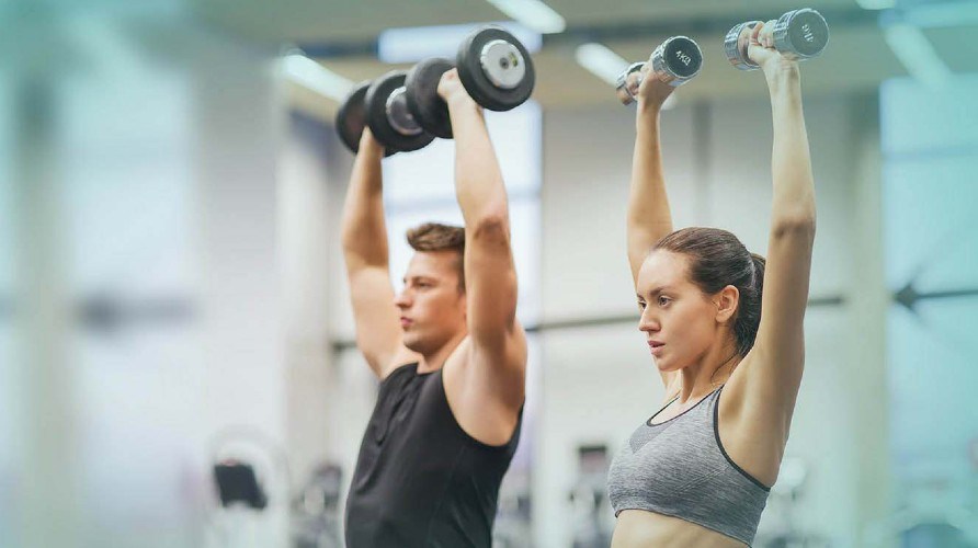 Man och kvinna som trnar